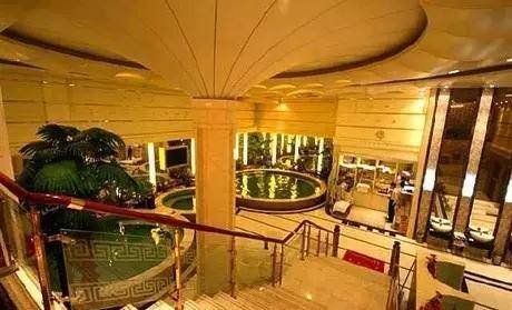 泰安凯撒金殿温泉会馆涉黄被查,十多名女子被带走