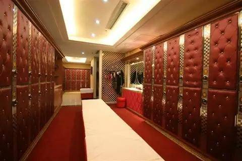 泰安凯撒金殿温泉会馆涉黄被查,十多名女子被带走