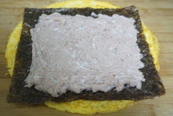 6,取一盘子,刷上一层油,否则蒸的时候蛋皮会粘在盘子上.