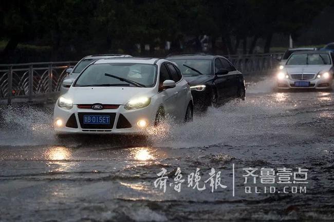 发着烧“开水”浇！36.9℃中青岛突降暴雨市区车变船