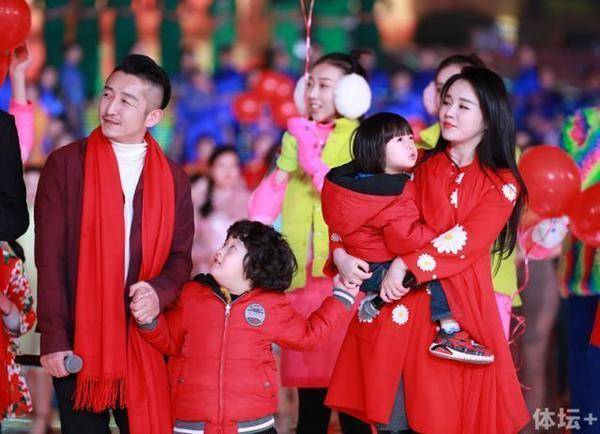 傅园慧亮相春晚期待表情包,邹市明全家幸福登