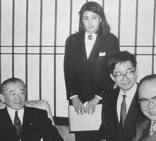 升级,以绝佳的头脑和过人的外语水平,  给当时的日本首相竹下登做翻译