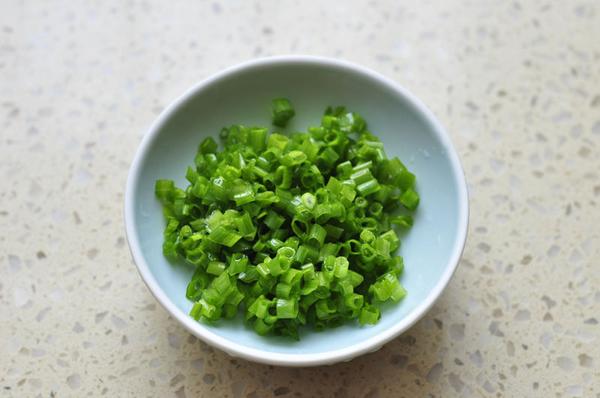 3,小葱切碎备用.