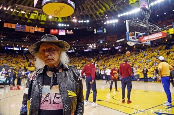 人物:蕾哈娜用他的别墅过生日,在他面前我们都是NBA的伪球迷