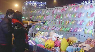 气球射击摊引发风波,济南洪楼夜市摆摊人也谨