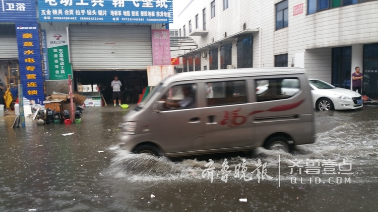 没预报济南东城降急雨，一刻钟“看海”