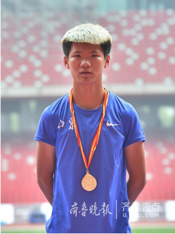 练习跑步  2007年,第一次参加山东省田径锦标赛夺得女子乙组400米冠军