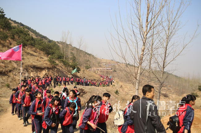 莒县小店中心初中师生远足觅红魂