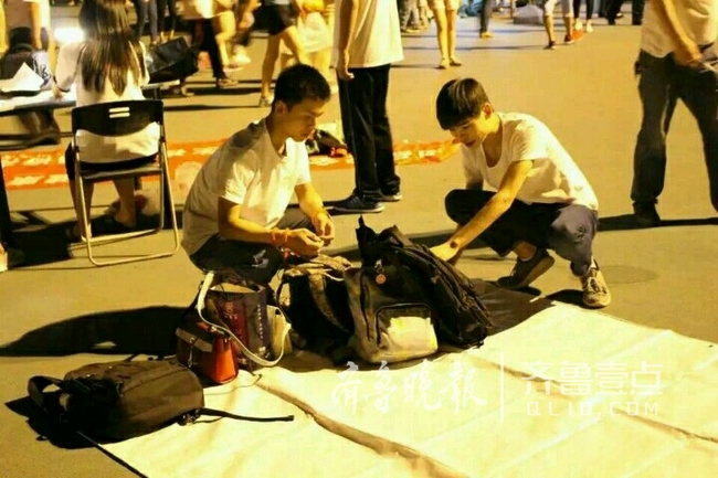 最亮的星:他们是冬日里最暖的夜跑存包志愿者