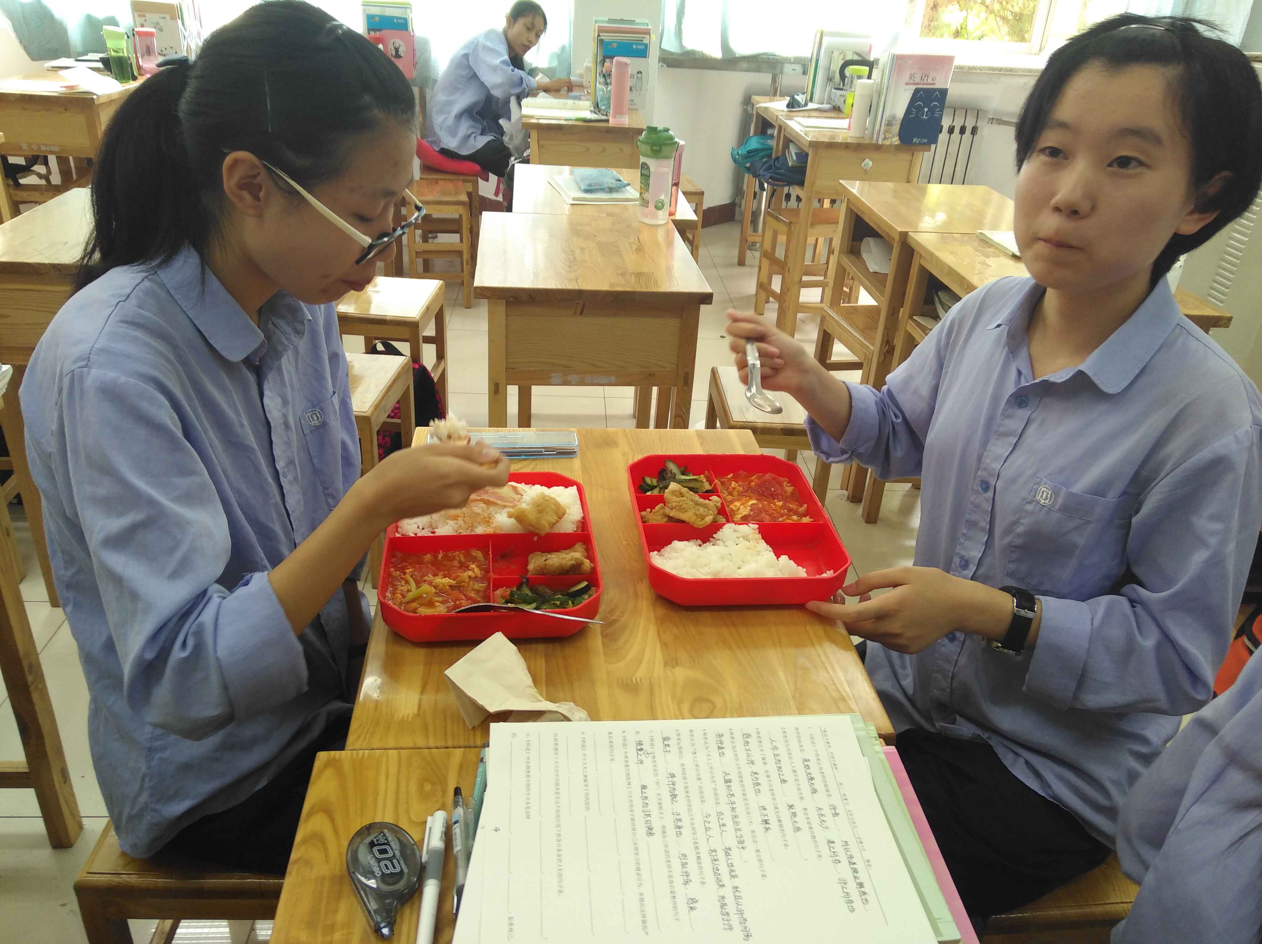 省实验中学启用食堂+配餐,首日1200名学生订