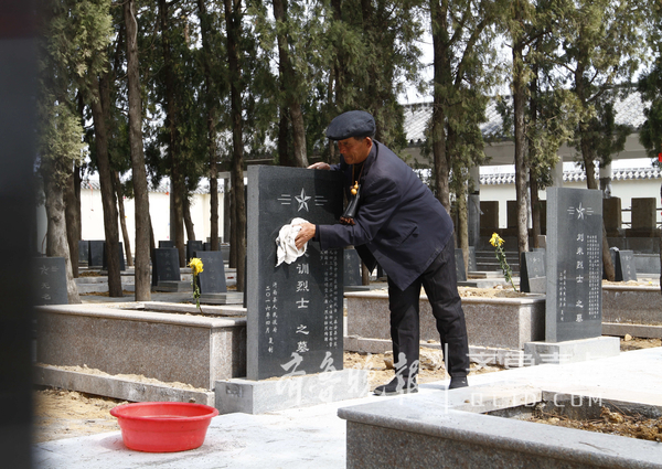 沂南:七旬老人为61名英烈义务守墓23载