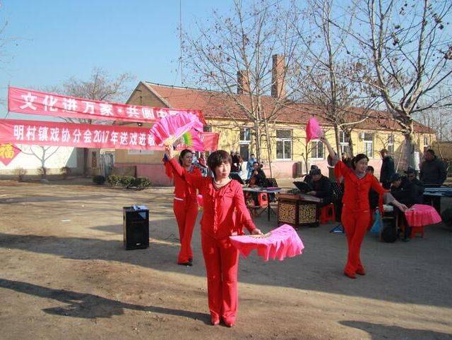 平度明村镇40余位乡村艺术家送戏进敬老院