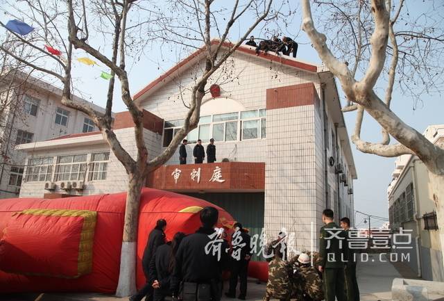 闹呢!长岛一对夫妻吵架竟双双要跳楼