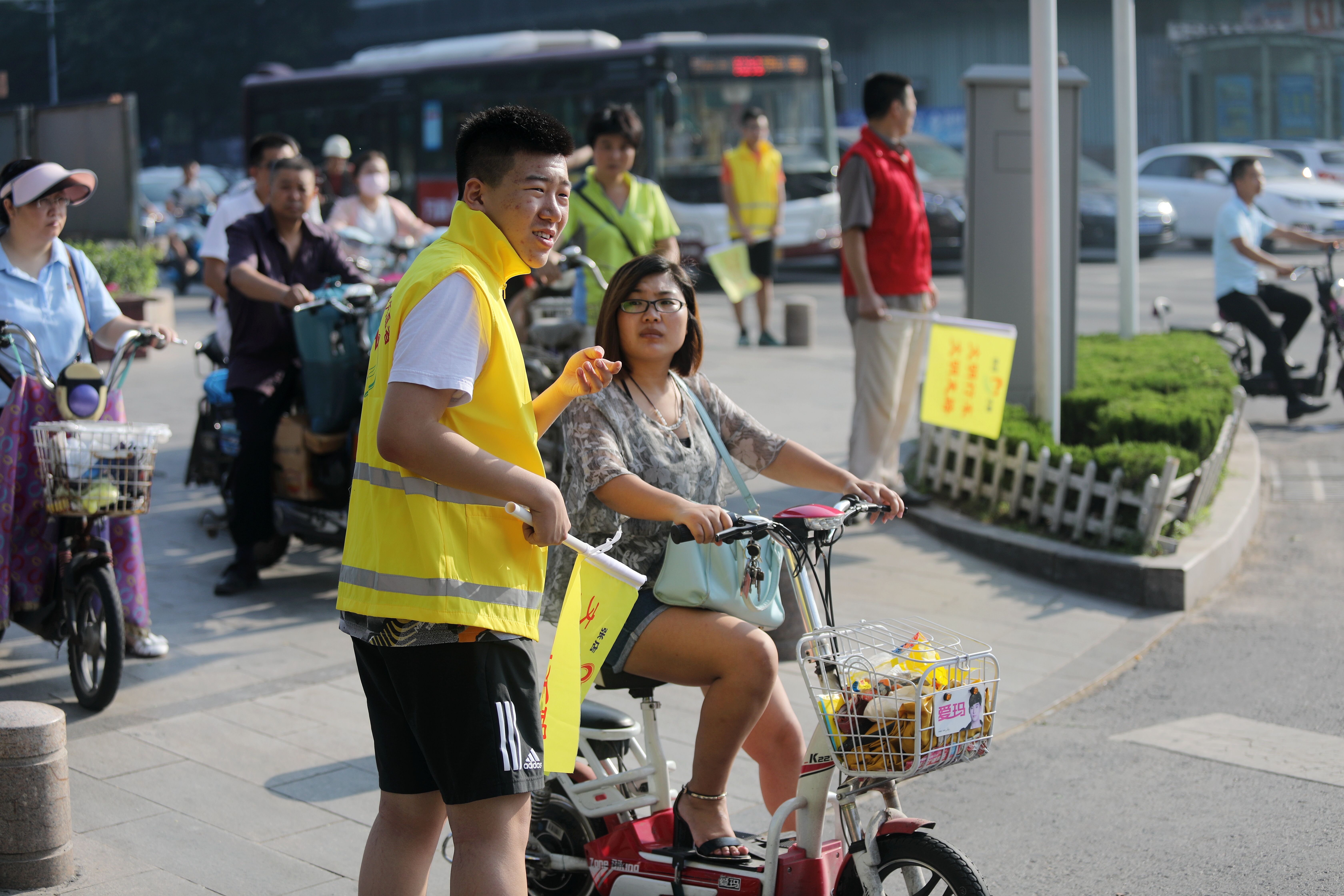 张店文明交通志愿者走上街头劝导交通-齐鲁晚报网