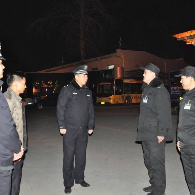 致敬!春节也不休息,慰问那些坚守岗位的保安员