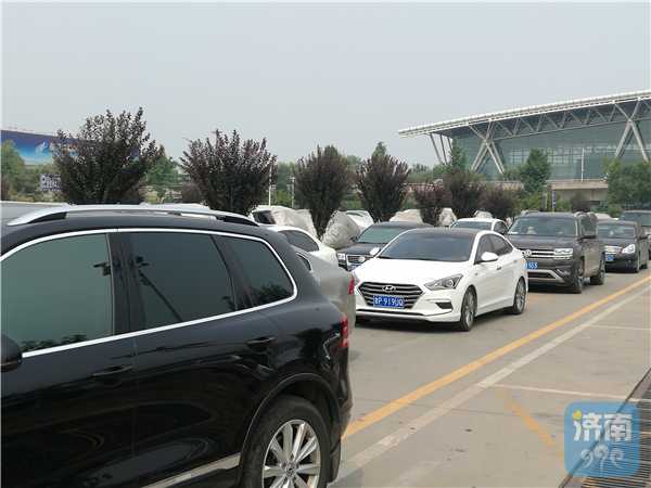 济南遥墙机场停车系统疑似故障,近百辆车堵成