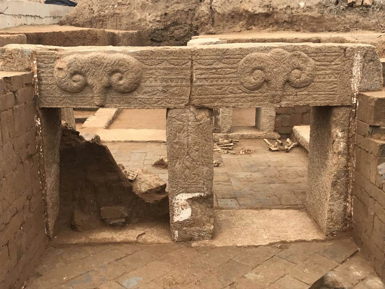 济南发现一座三羊开泰浮雕墓门东汉墓