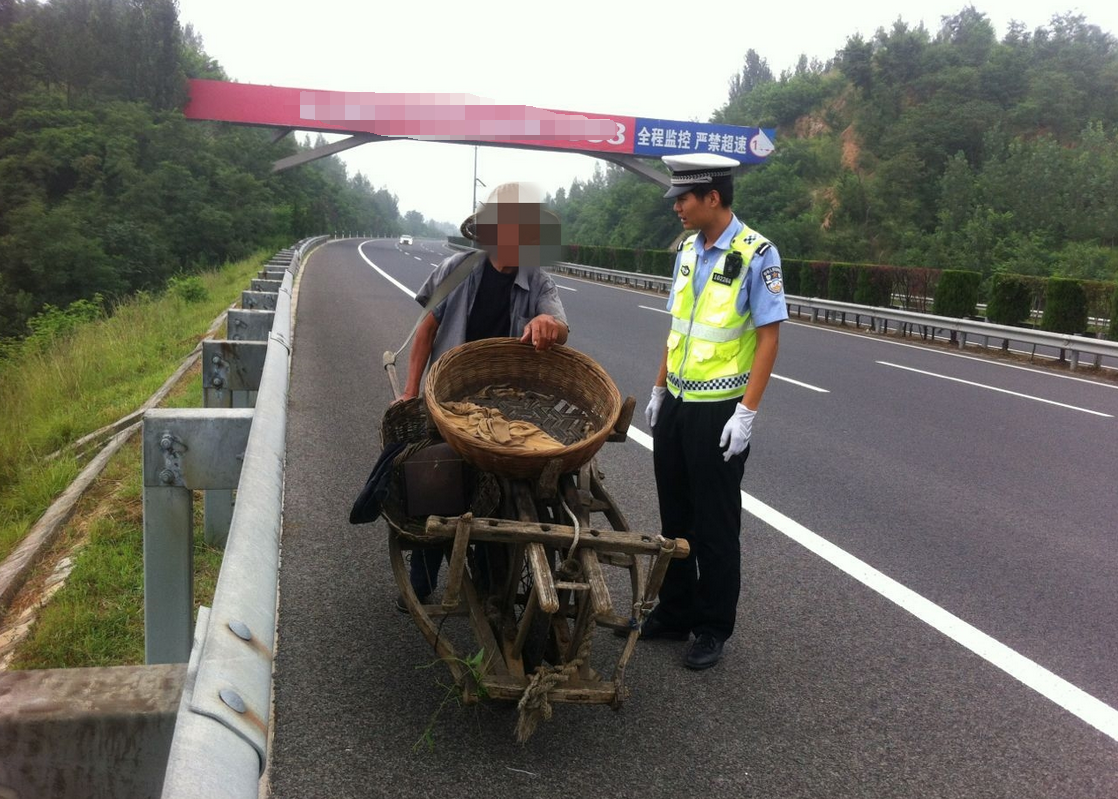 臨沂推著獨輪車上高速只為抄近路送豆腐