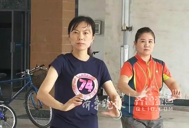 练太极,益身心,已经成为女士首选运动项目,图为戴霞女士与姬钰女士在