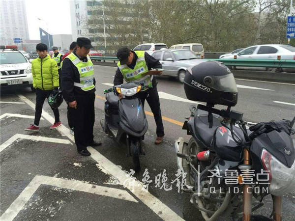 开哈雷三轮摩托上高架,济南豪车少年被罚200记