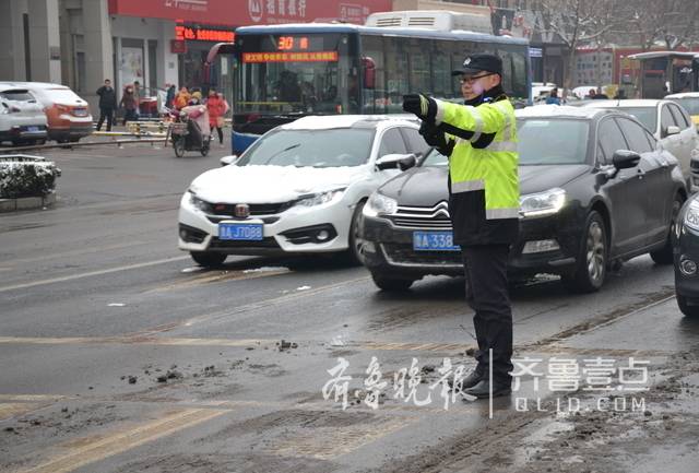 下大雪的济南并不堵!千名交警24小时值班