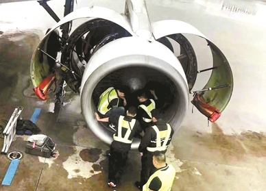 机场,一位80岁的老太为了"祈福",竟朝所搭乘的客机发动机撒了一把硬币