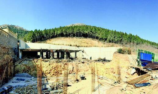 中海别墅区一违建被强拆 当事人不露面山体恢