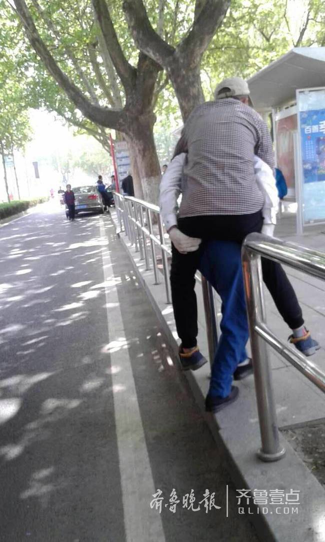 公交司机将腿脚不便老人背到站台 被拍刷爆朋友圈