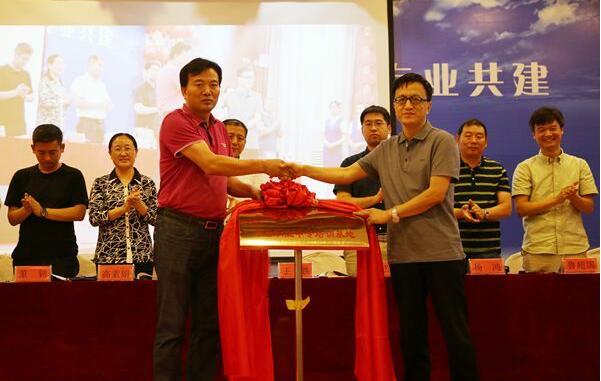 齐鲁晚报副总编辑王铁,单县职业中专校长王腾香代表双方进行签约