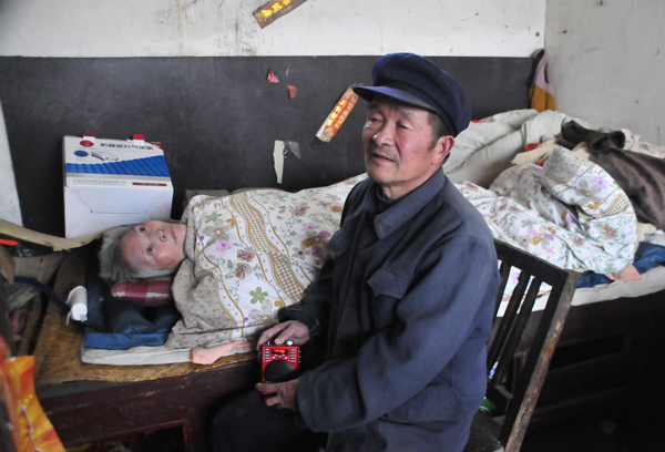 兰陵县大仲村镇车庄村的王保国对着躺在病床上的妻子说道.